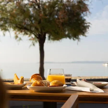 Hotel Les Flots Bleus 3*