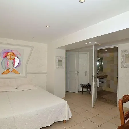 Les Flots Bleus מלון