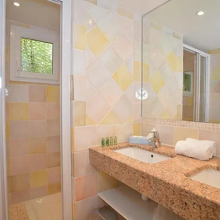 Les Flots Bleus לה לבאנדו