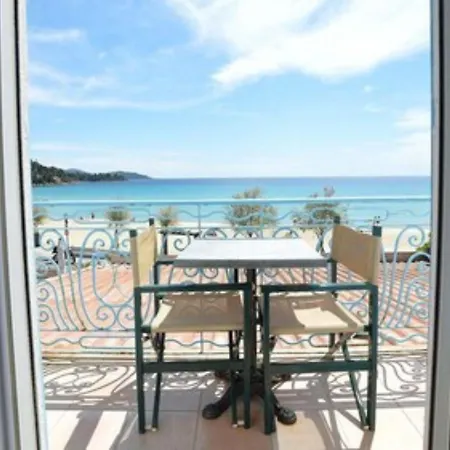 מלון Les Flots Bleus 3*