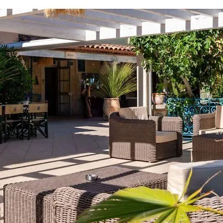 Les Flots Bleus מלון