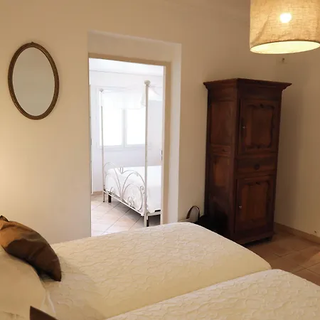 Les Flots Bleus מלון